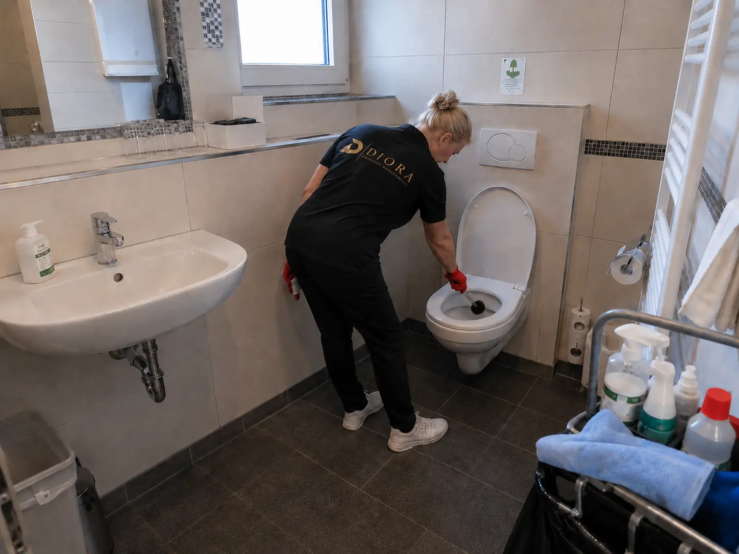 Hygienisch gereinigtes Hotelbadezimmer durch DIORA Hotelreinigung in Osnabrück