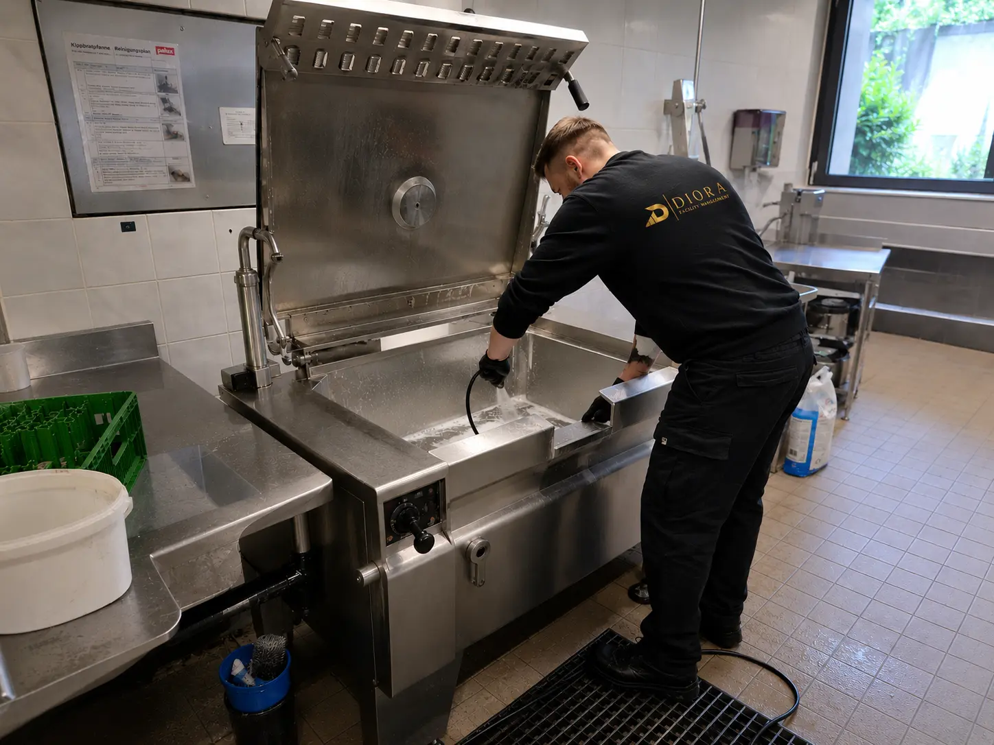 Intensive Großküchenreinigung an Geräten in Osnabrück