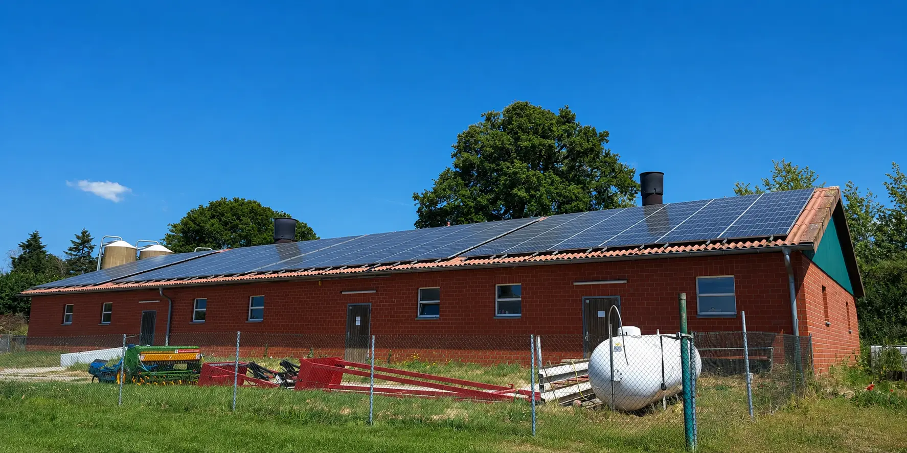 Solaranlagenreinigung auf einer landwirtschaftlichen Anlage in der Region Osnabrück